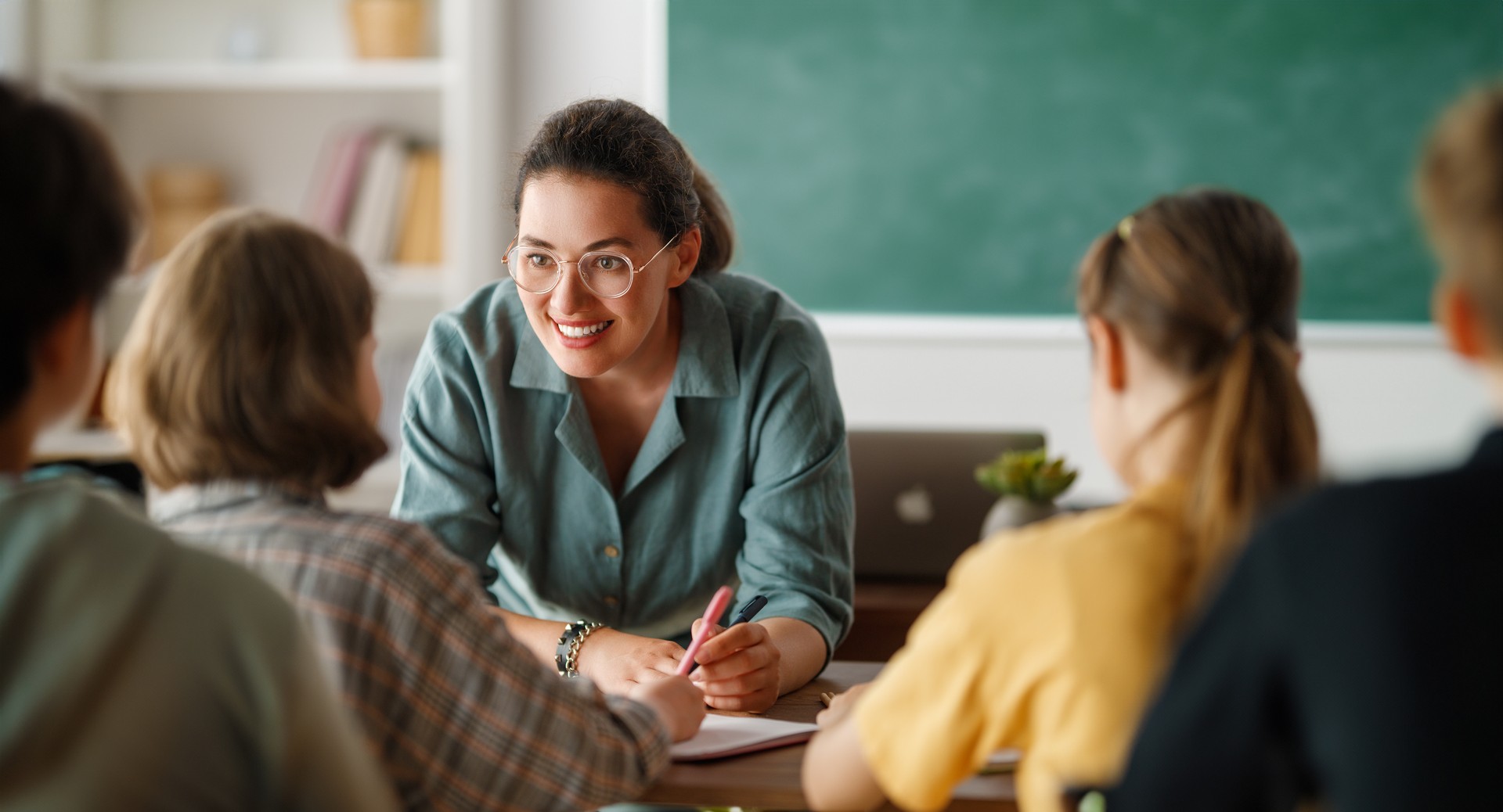 Bambini felici e insegnante a scuola